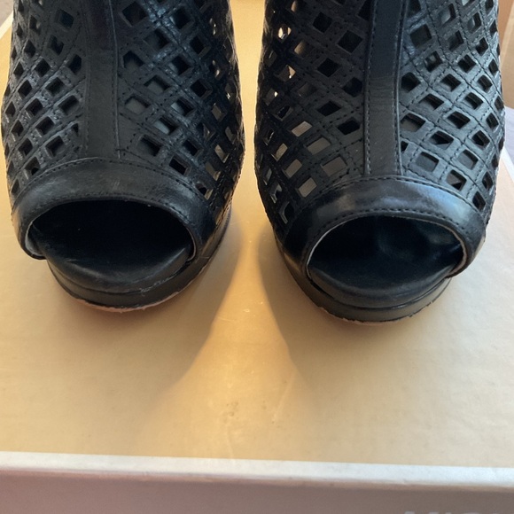 Michael Kors Size 8M Graham Bootie Black Leather Gold - Picture 3 of 9